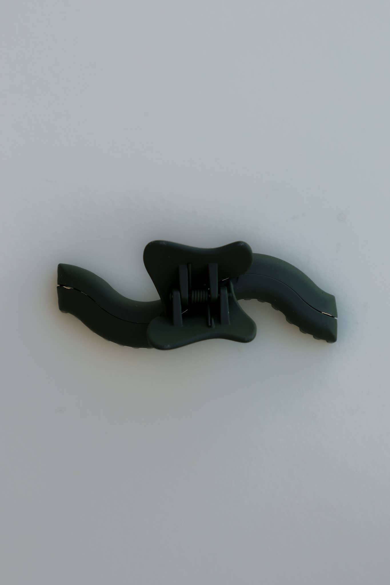 Midi Wavy Hold Everything Claw