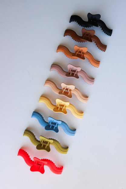 Midi Wavy Hold Everything Claw