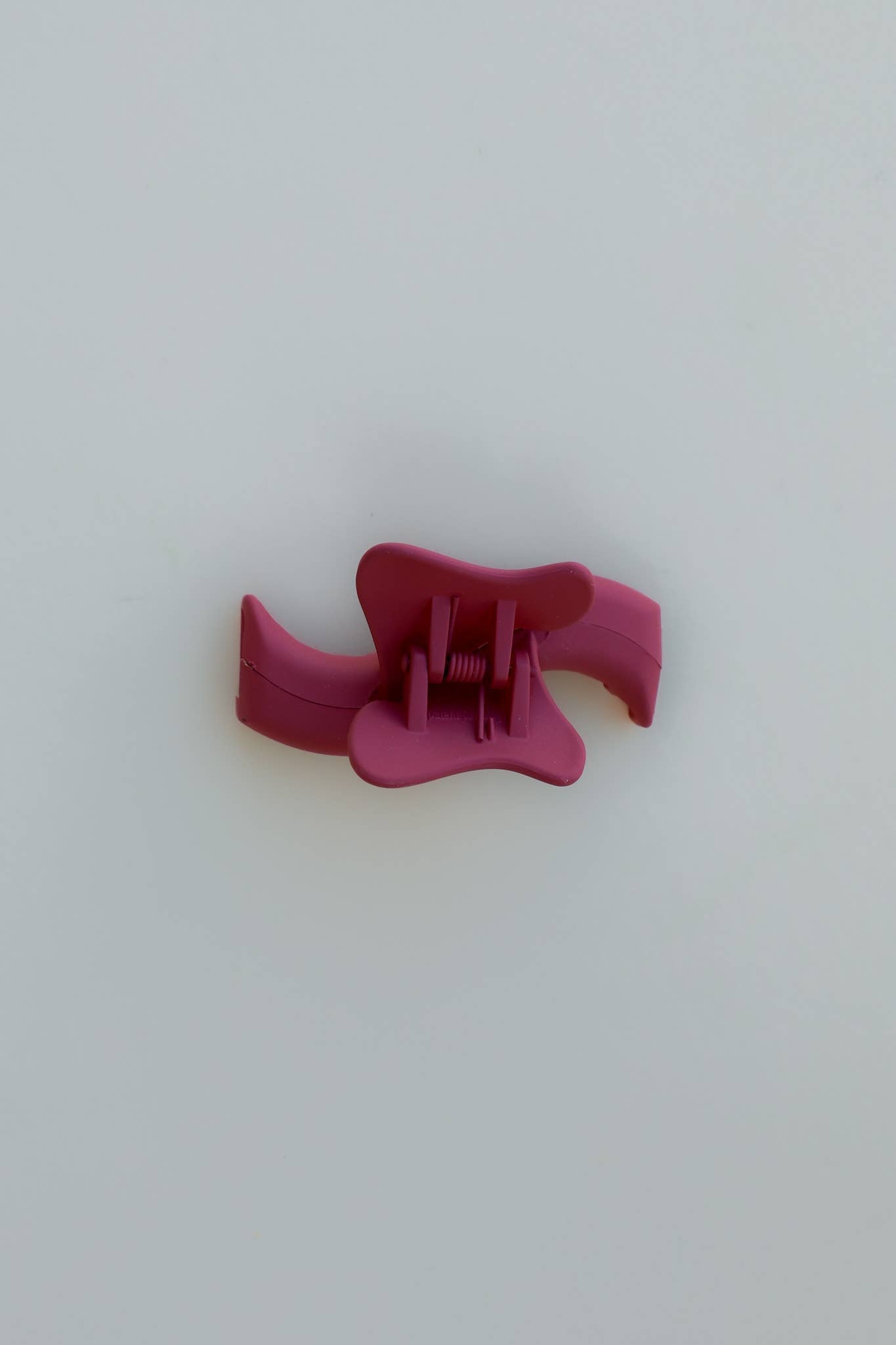 Mini Wavy Hold Everything Claw